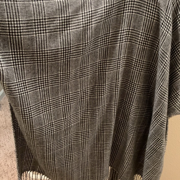 Women's Marcus Adler New York Plaid Poncho with Fringe Detail - Picture 6 of 9